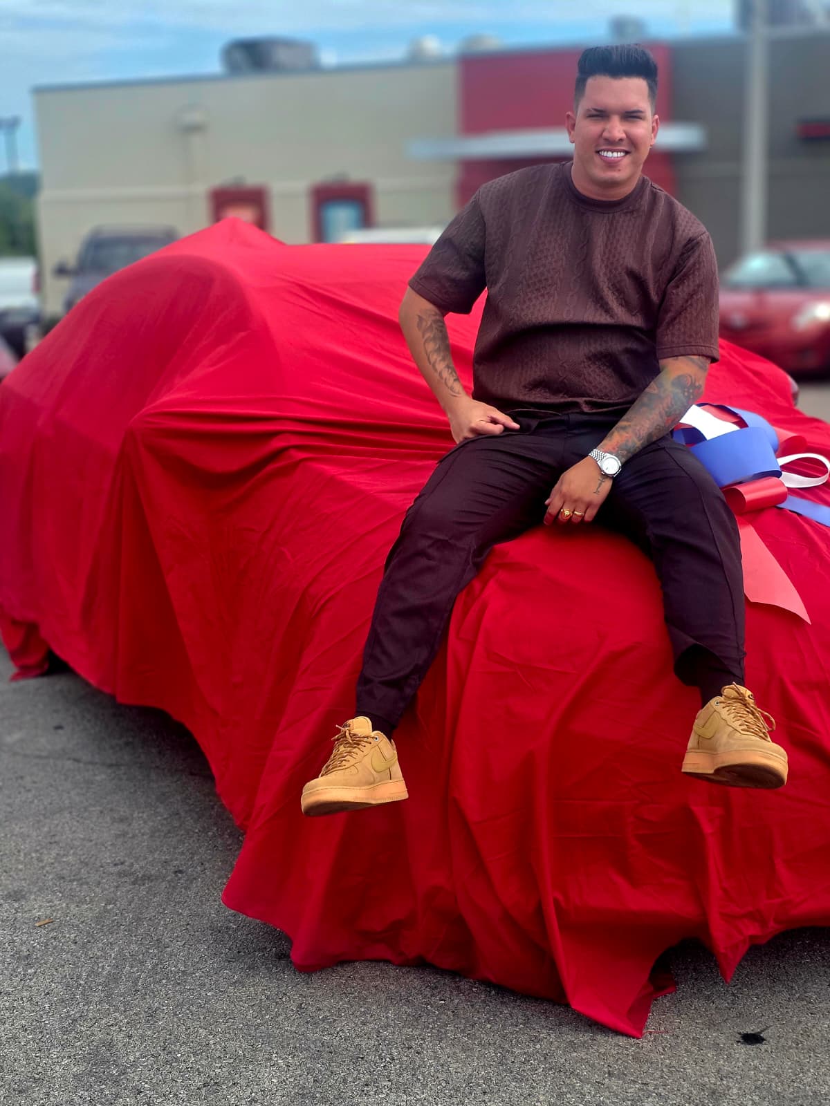 Rey atendiendo clientes